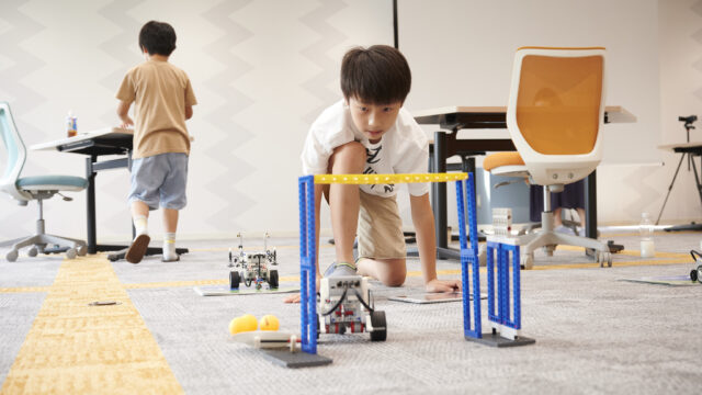 ブロックでロボットの物理的な機構を開発したり、制作したロボットを動かすプログラムを開発したりします。
